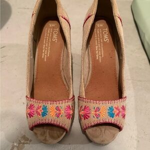 Tom’s wedges (size 5) - tan and flower embroidered